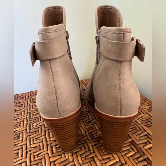 Donald J Pliner Boots in EUC 8.5M
Peep Toe Heels Taupe Leather Buckle
"Kara" - Picture 4 of 9